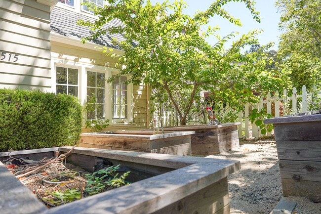 Building Photo - Stunning 4 Bedroom Home In Sought After Pi...
