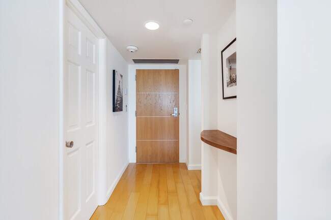 Building Photo - 400 S Pointe Dr