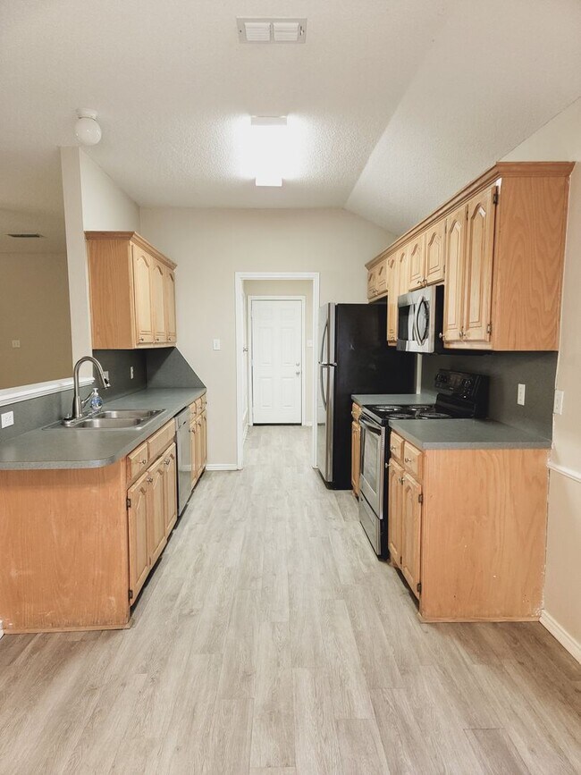 Foto del edificio - Open Concept 3/2/2 with Tons of Storage