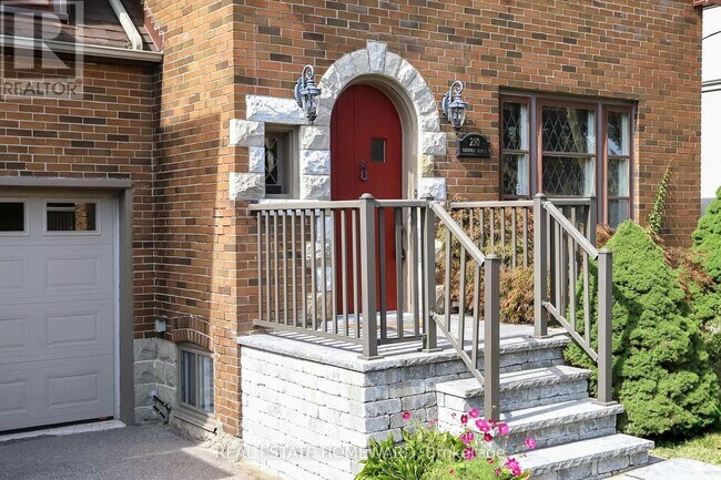 Photo du bâtiment - 250 Grenview Blvd S