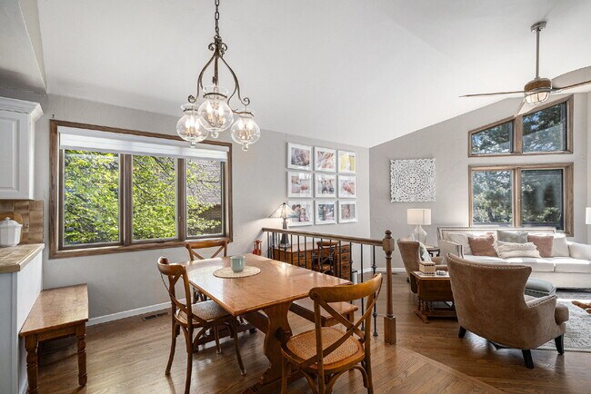 Foto del edificio - "Spacious 4-Bedroom Retreat with 3.5 Baths...