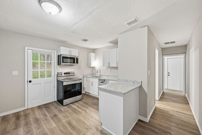 Building Photo - Rare Find! Spacious 2/1 Home on Huge Lot - Perfect for Work Vehicles, Boats & Pets***JANUARY SPEC...