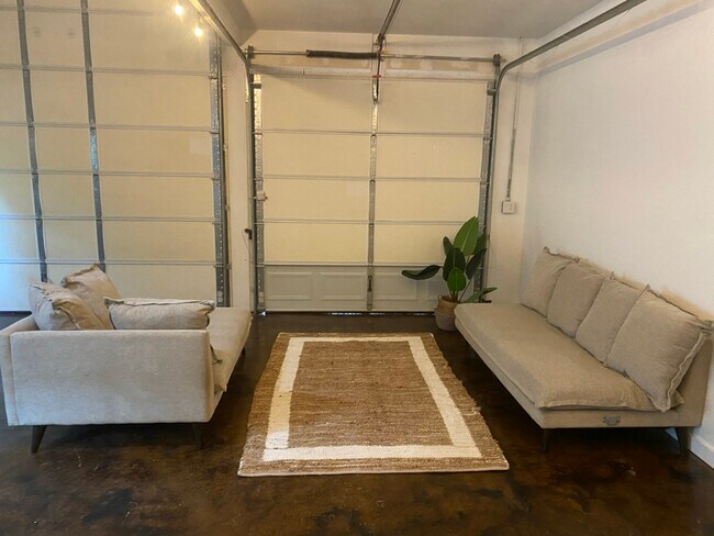 Foto del edificio - 4203 Lakewood Rd