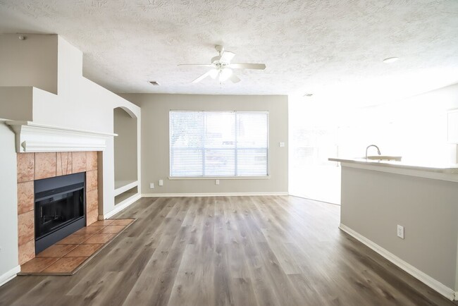 Foto del edificio - 16206 Hollow Rock Dr