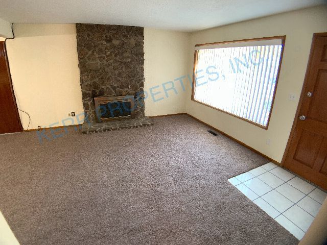 Building Photo - 3 Bd / 2 Bth - Fireplace - Storage - Wet B...