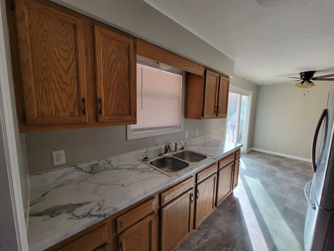 Building Photo - Town Park 3 bed 1 bath