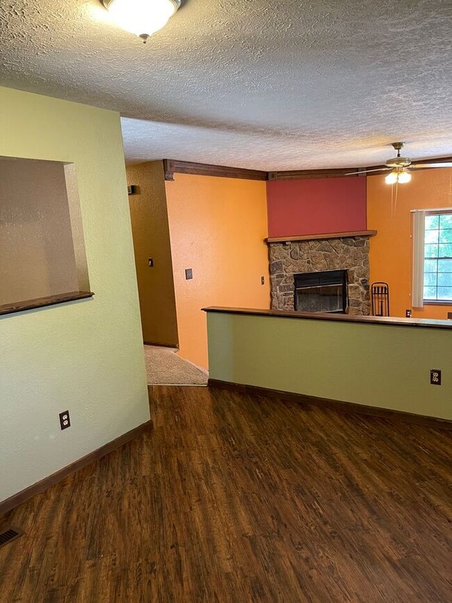 Building Photo - Available July 14th!!! No showings until a...