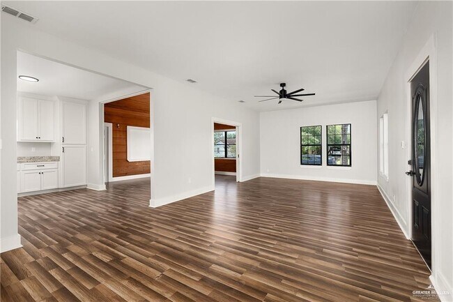 Building Photo - 620 W Hill Dr