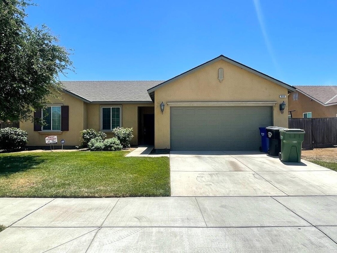 800 Buttercup Ave, Dinuba, CA 93618 House for Rent in Dinuba, CA