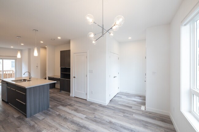 Photo du bâtiment - 15010-15094 94 Ave NW