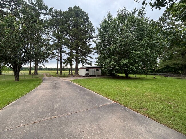 Foto del edificio - MINDEN BEAUTY ON 2 ACRE LOT