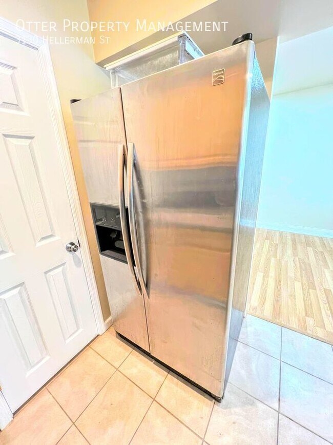 Building Photo - 3BR/2BA Home with Private Driveway, Garage...