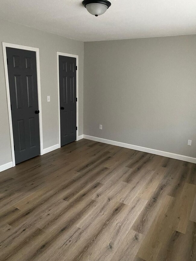 Building Photo - Long Term - 12 Month Lease! Available Now! 2 Bed/1.5 Bath Two Story Townhouse Osage Beach