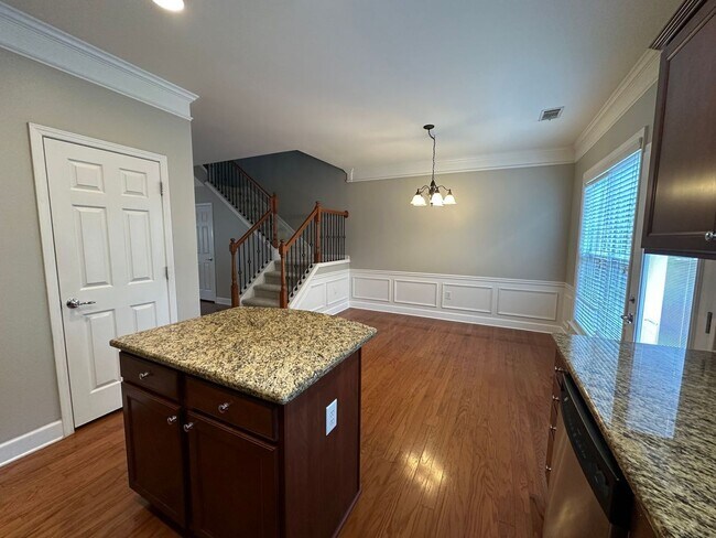 Building Photo - Updated 3BR/3.5BA Townhome with Pool Acces...