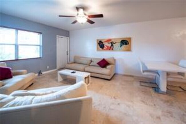 Building Photo - 530 NE 15th Ct