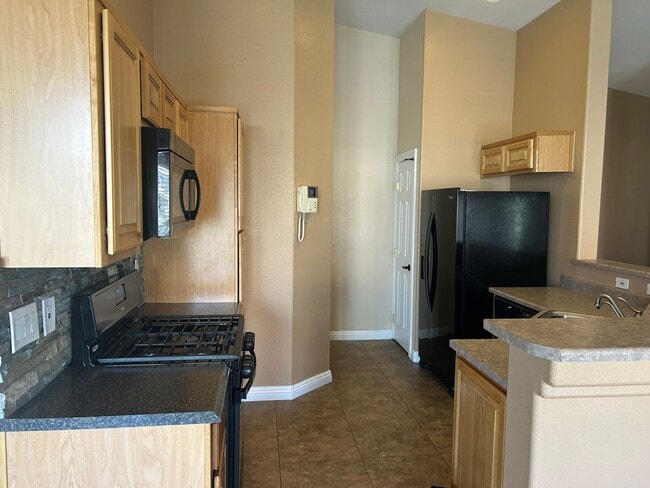 Building Photo - Beautiful 2 bedroom townhome with attached garage