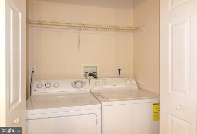 Foto del edificio - 9228-38 Blue Grass Rd