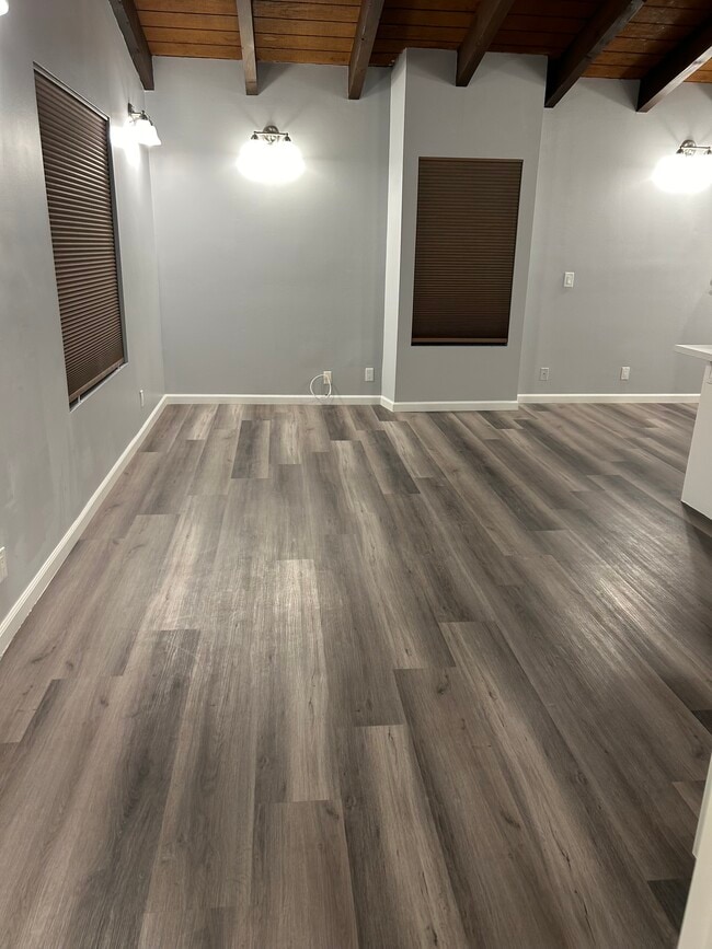 Living room - 1551 Yale St