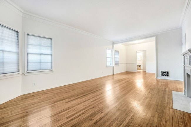 Building Photo - Spacious & Character-Filled 1 Bedroom in Prime Los Feliz – Parking & In-Unit Laundry