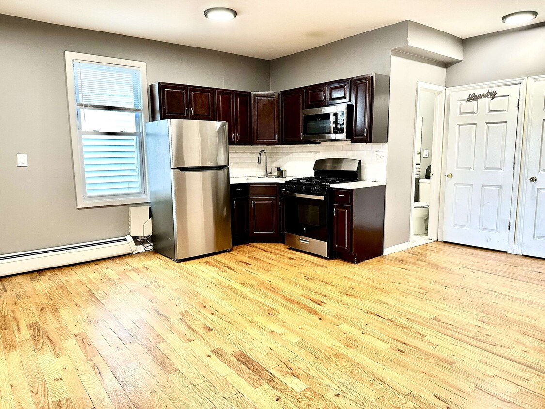 Foto principal - 245 Duncan Ave