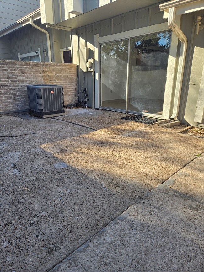 Building Photo - 12906 Leader St