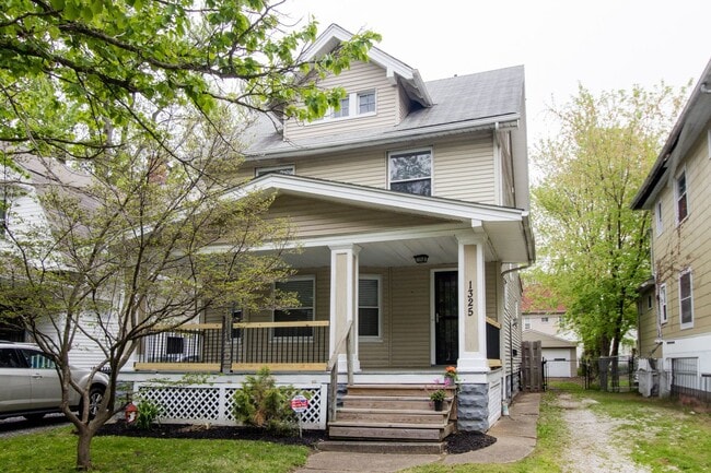 Building Photo - 3 bedroom home near Edgewater Park