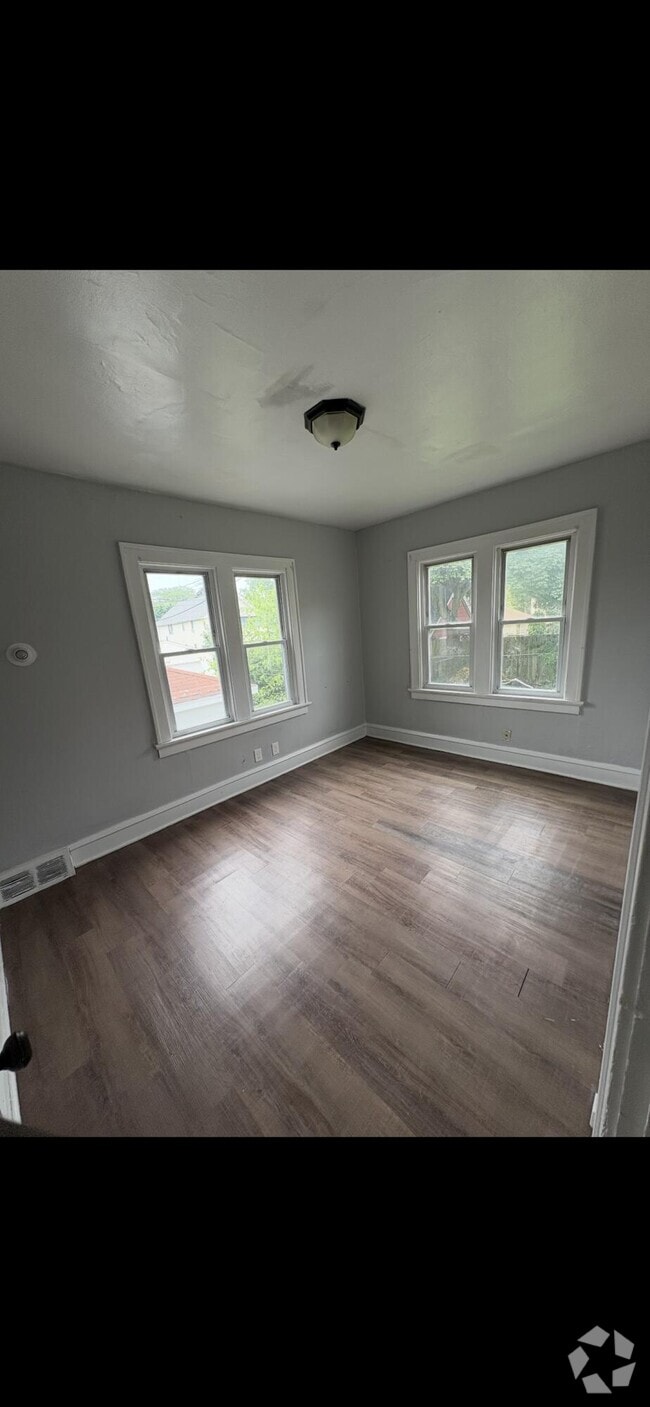 Building Photo - 1732 S 76th St