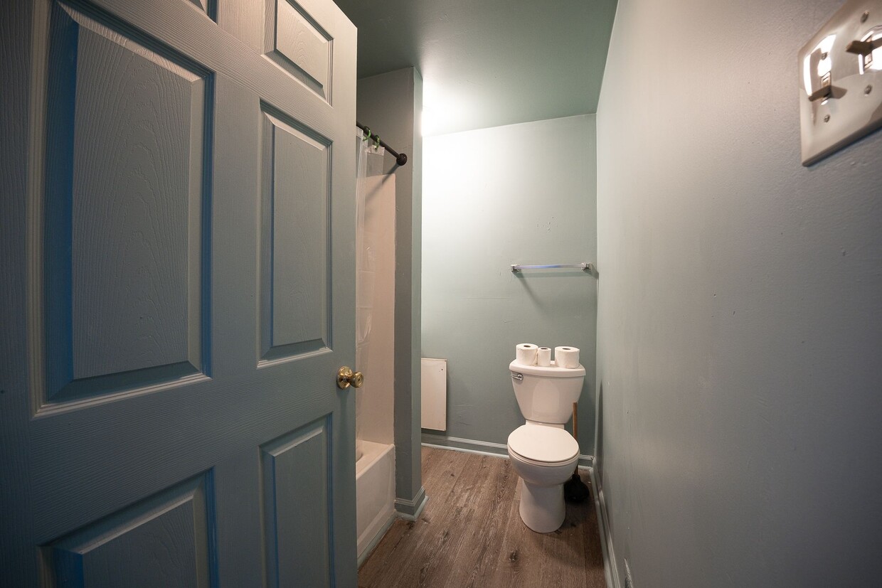 Available NOW! 1st Floor 2 Bed 1 Bath Apa... - Available NOW! 1st Floor  2 Bed 1 Bath Apa...
