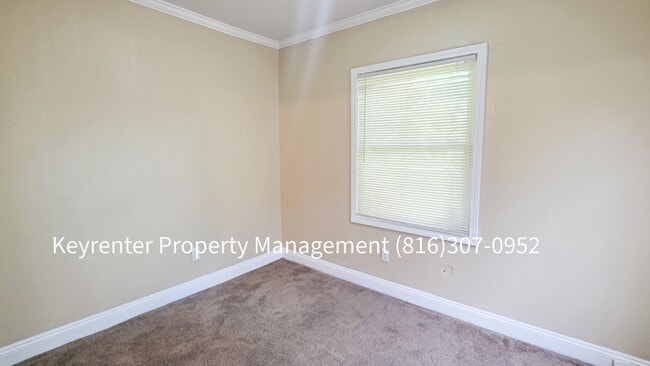 Foto del edificio - 4 Bed, 1 Bath Home available now!