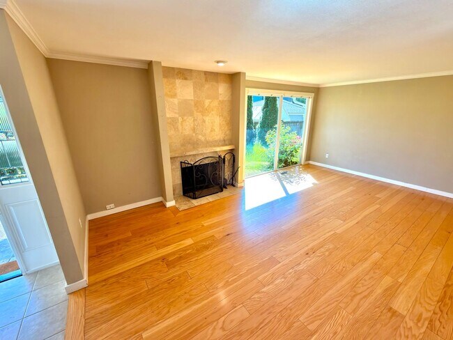 Building Photo - Spacious 4BD/3BA Bellevue Home with Private Backyard & Garage