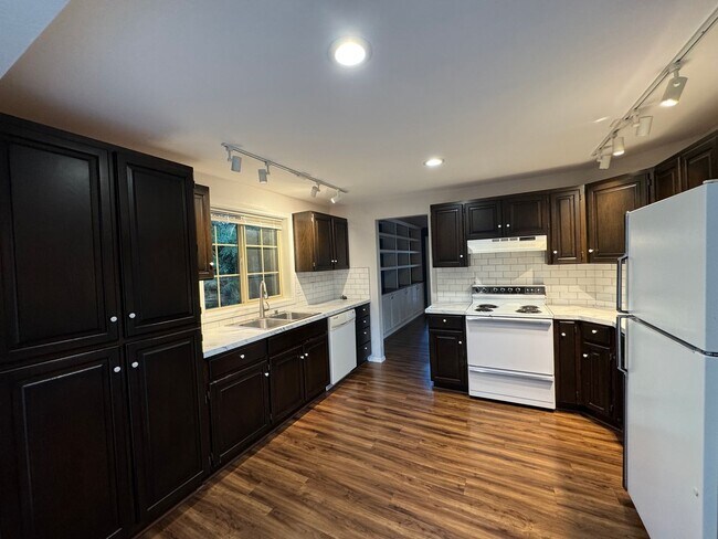 Foto del edificio - Poulsbo - perfectly charming 2 story with main floor primary suite