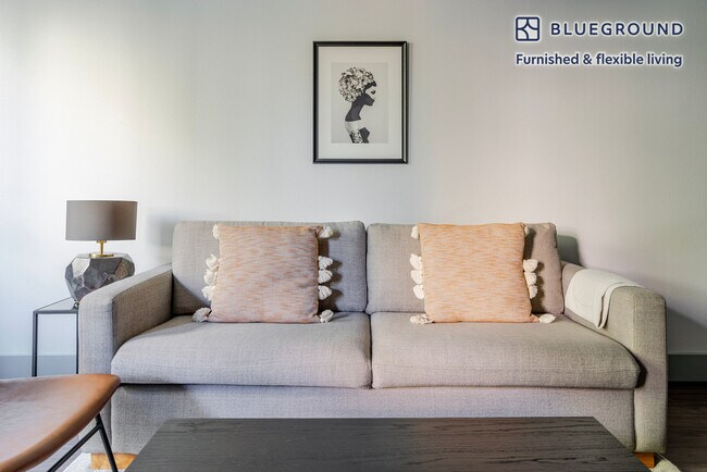 Building Photo - 1800 Lacassie Ave