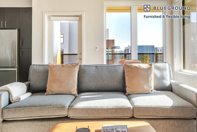 Building Photo - 2333 Calle Del Mundo