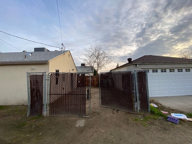 Foto del edificio - Charming 2 BD 1 BA House in Central SW Bakersfield