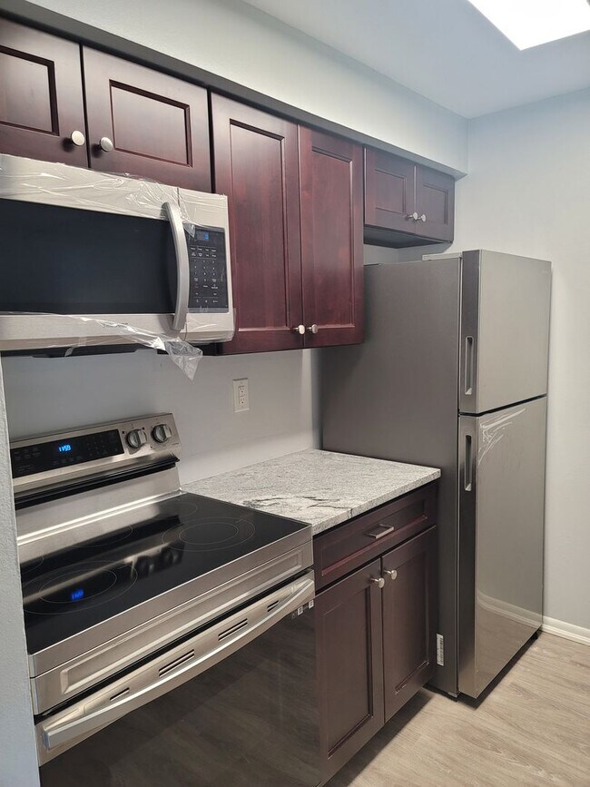 Building Photo - Conveniently located! Renovated 1 yr ago