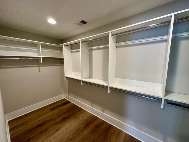 Foto del edificio - You can't beat this lakefront Clemson townhome! Brand New Construction!