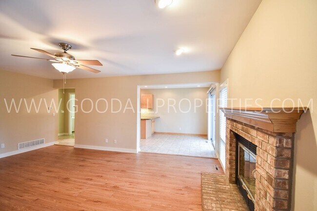Foto del edificio - 3 Bedroom Home in West Des Moines with fen...