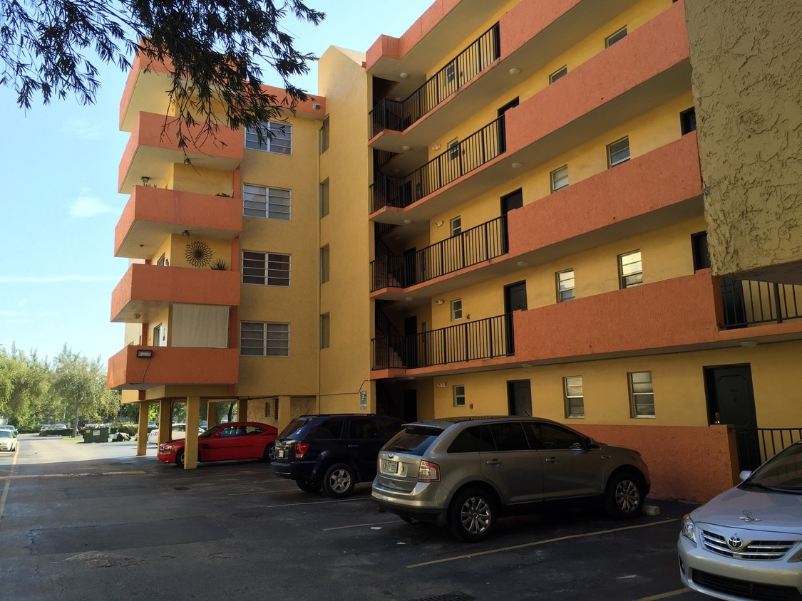 525 NW 72nd Ave, Miami, FL 33126 Apartments in Miami, FL