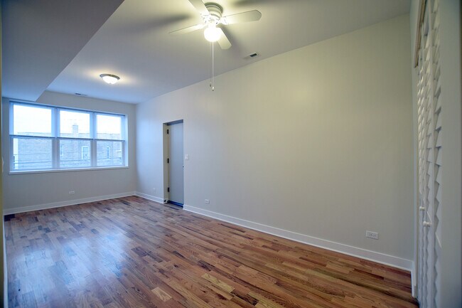 Building Photo - 3804 W Montrose Ave