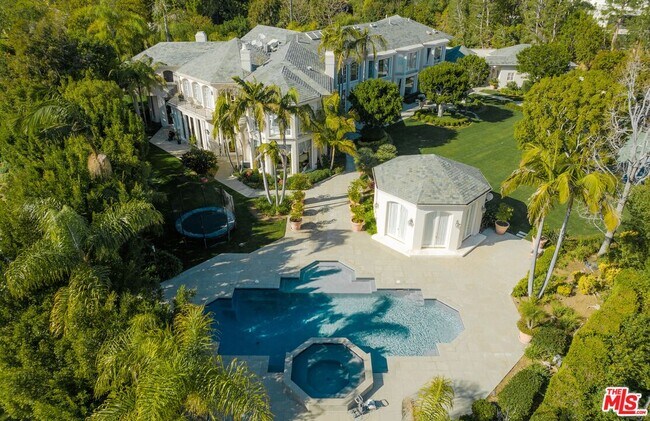 Foto del edificio - 24 Beverly Park Terrace