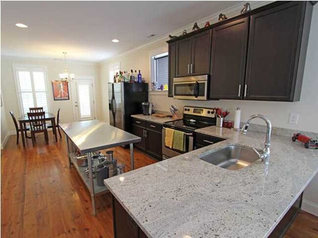 Building Photo - 3BR Home Downtown Available 9/1/23!