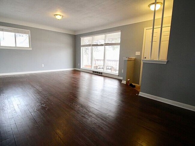 Foto del edificio - 30014 Lonnie Dr