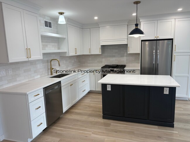 Foto del edificio - Fully Redesigned Townhouse Style Condo For Rent in Desirable Louisquisset Community!
