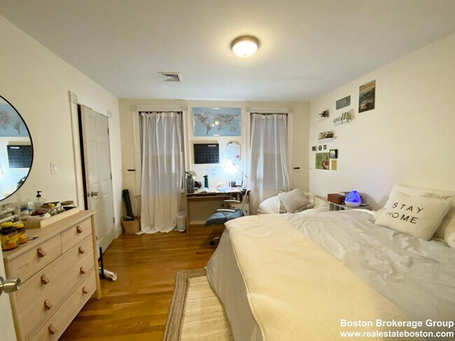 Foto del edificio - Super Renovated Apt Near NEU!  Laundry in Unit, Spacious and Sunny!