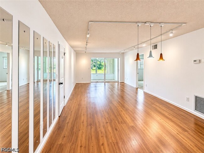 Foto del edificio - 1356 Myerlee Country Club Blvd