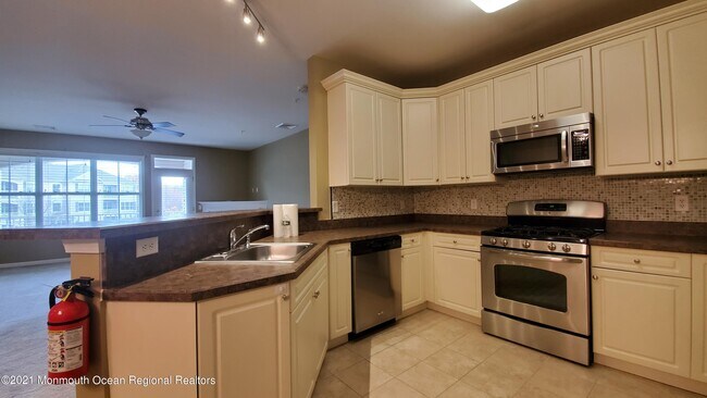 Building Photo - 625 Sloan Ct
