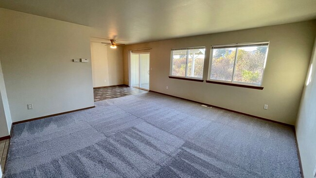 Building Photo - 725-727 Crystal Springs