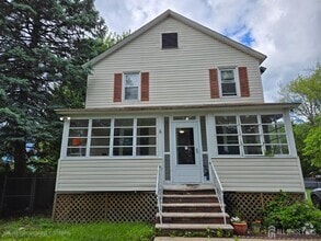 Building Photo - 305 Oak Tree Ave