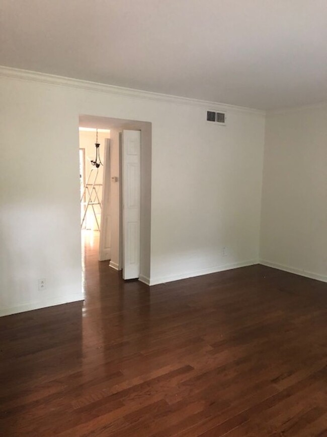 Building Photo - 2 bed/1.5 Bath Condo in Green Hills, Commu...