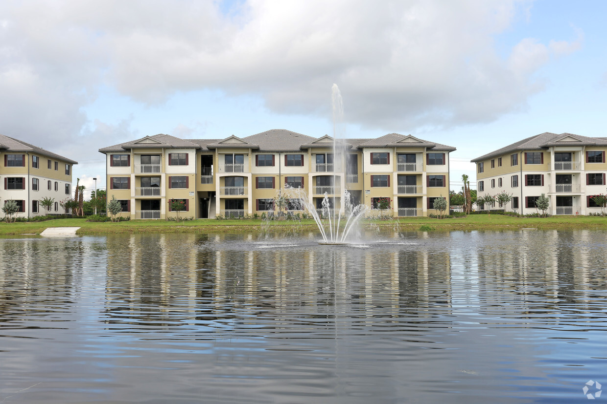 Los apartamentos con vista al lago - Shalimar at Davie